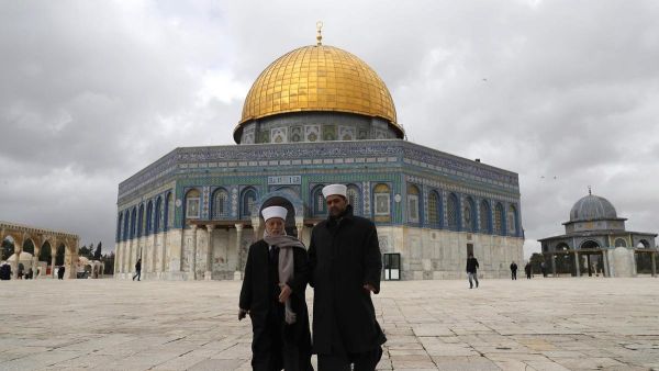 Palestinians walk outside the Dome of the Rock in Jerusalem's Old City in Al Aqsa mosque compound on January 23, 2018. (Ahmad Gharabli / AFP PHOTO)