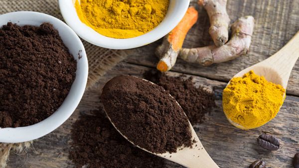 اخلطي القهوة والكركم جيدًا ثم افركي جسمك بها (shutterstock.com)

