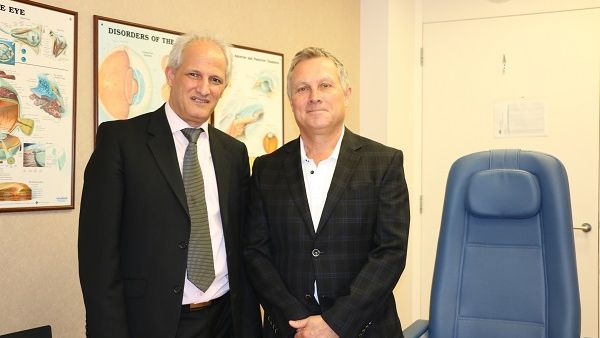د. أسامة جليدي، استشاري طب العيون وأخصائي جراحة إعتام عدسة العين والقرنية مع أحد مرضى مستشفى.