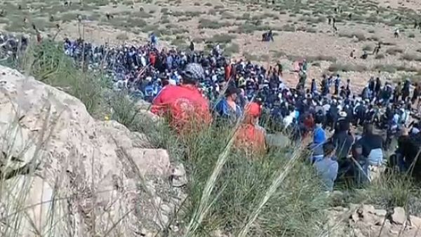  آلاف المواطنين يخرجون باتجاه جبل "تيزي" بحثا عن كنز