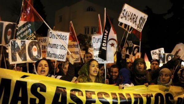 ناشطون صحراويون في تظاهرة امام السفارة المغربية في مدريد
