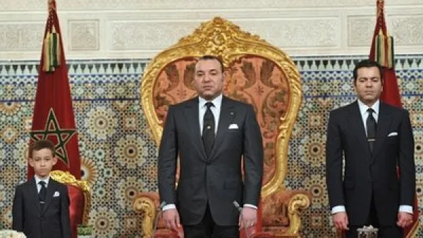 العاهل المغربي محمد السادس والى اليسار ابنه الامير مولاي الحسن والى اليمين اخوه الامير مولاي رشيد