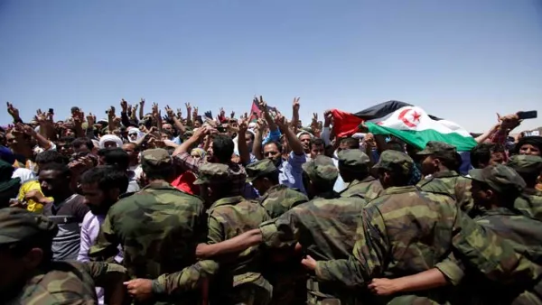 المئات من أبناء الصحراء الغربية يرددون هتافات تنادي بالاستقلال