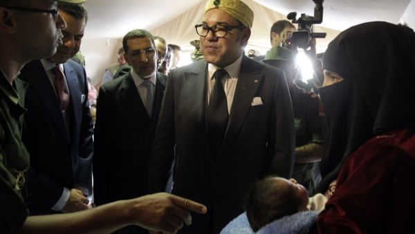 Moroccan King Mohammed VI (C) visits a field hospital treating Syrian refugees at the Zaatari camp in northern Jordan, which houses around 36,000 refugees. (AFP/File)