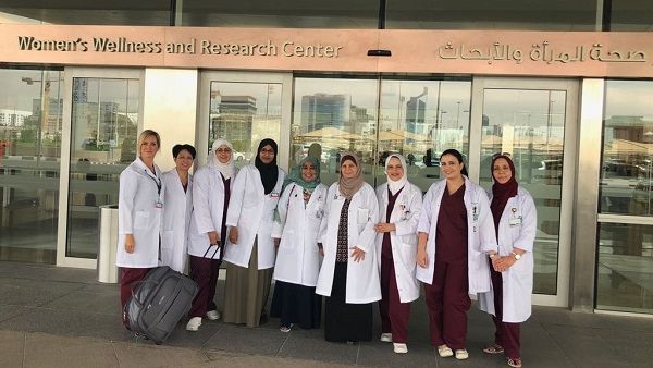 السيدة هيلة جوهر، المدير التنفيذي للتمريض في مركز صحة المرأة والأبحاث، إلى جانب فريق القابلات من برنامج الرعاية المنزلية لما بعد الولادة. 