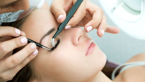 الرموش تتسبّب بالحساسية وقد تفضي لاحمرار العينين وكثرة الدموع والحكة