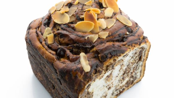 خبز بالشوكولاتة واللوز