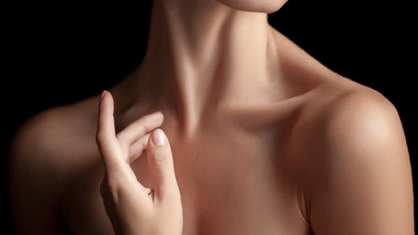 يمكن استخدام مكعّبات الثلج؛ فهي فعّالة في التخلص من البقع والتصبغات الجلدية


