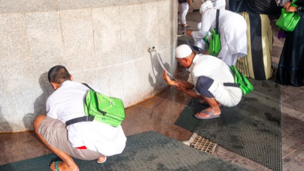 ماء زمزم هو أطهر وأشرف مياه الأرض ماء زمزم هو أطهر وأشرف مياه الأرض