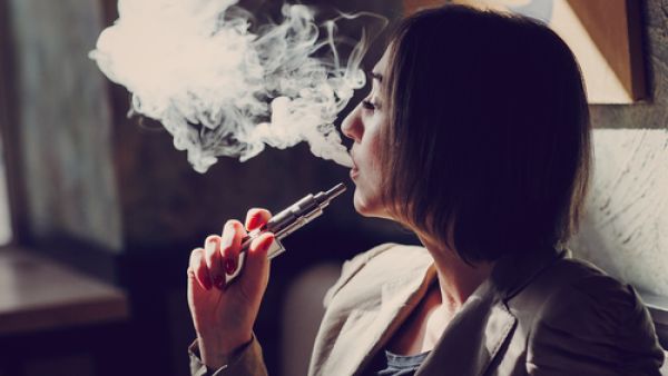 مادة دياسيتيل المسببة لمرض رئوي 75% من السجائر الإلكترونية المنكهة
