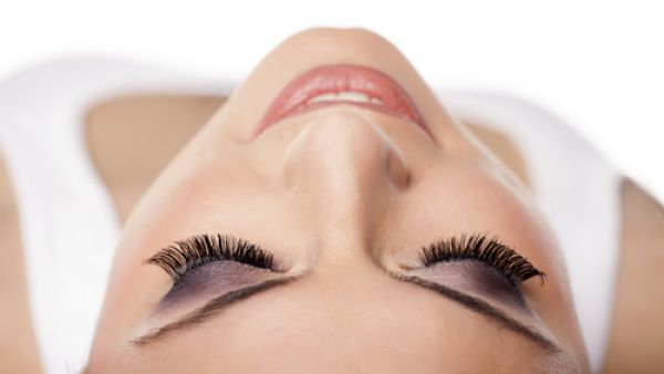 يمكنك استخدام الماسكارا بالألوان المختلفة لجعل رموشك تبدو أطول
