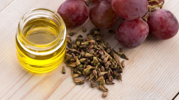 بذور العنب تحتوي على أحماض أساسية تساعد في تغذية البشرة