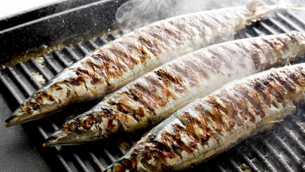 قومي بتنظيف السمك جيداً قبل شويه وانقعيه بمحلول من الماء