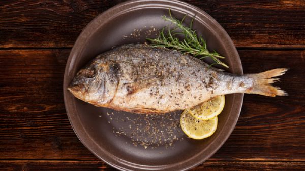 يجب شوي السمك على نار قوية وبشكل سريع، للمحافظة على النكهات

