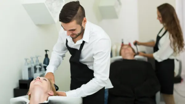 توضع النوتيلا والحليب على الأطراف والأجزاء التالفة من الشعر

