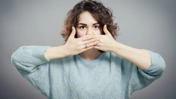 من أسباب رائحة الفم هي تسوس الأسنان