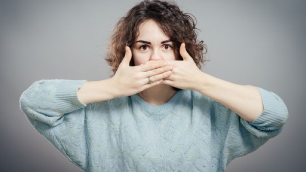 من أسباب رائحة الفم هي تسوس الأسنان