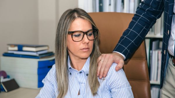 التحرش ظاهرة مجتمعية غير مرتبطة بشكل الفتاة أو طريقة لبسها
