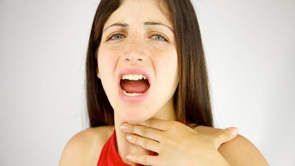 التقليل من الكلام حتى ترتاح الأحبال الصوتية