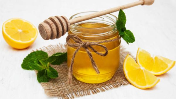 العسل والليمون من بين الوصفات الطبيعية لعلاج التهاب الحلق
