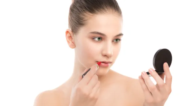 أحمر الشفاة من أسهل مستحضرات التجميل يمكن صناعتها بالمنزل


