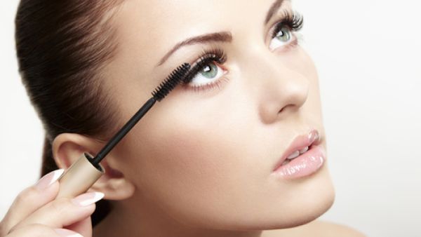 اختاري فرشاة المسكارا المستقيمة
