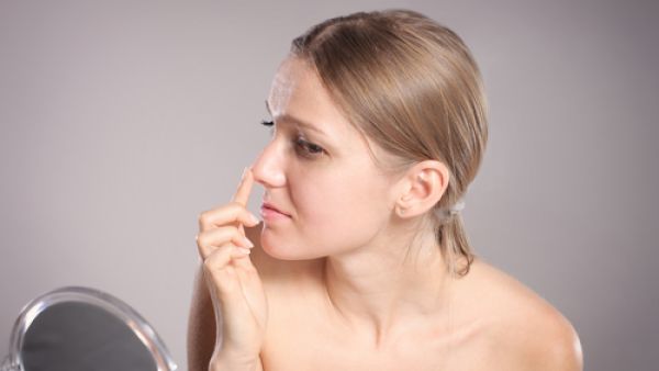 لا تغفلي دور المكياج الذي يساعد على منح إطلالة معقولة للأنف
