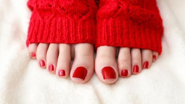 أنقعي قدميك في إناء المياه الدافئة مع بكربونات الصودا لمدة 10 دقائق