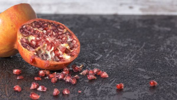 قشر الرمان يُكافح حب الشباب والبثور والطّفح الجلديّ