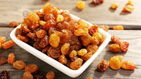 يعتبر الزّبيب الغذاء الأمثل عند تناوله للشفاء من حالات الإصابة بفقر الدم


