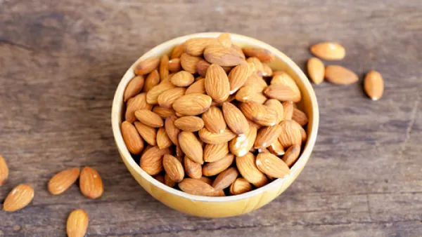 يمدّك اللوز النّيء بنشاط يمكنه أن يغنيك عن السّكر