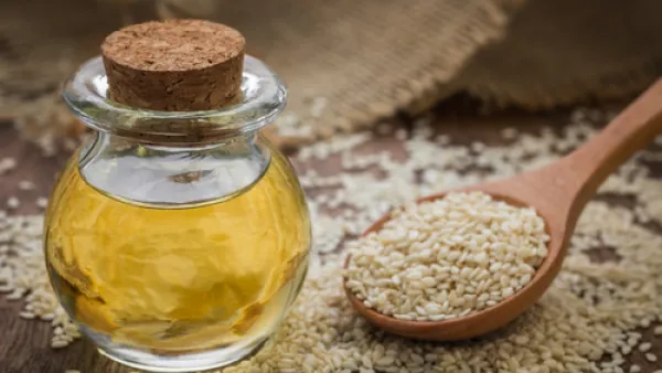 يتميز زيت السّمسم مرطّب للبشرة وينقّيها وينظّفها


