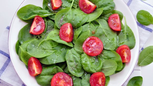 سلطة السبانخ والطماطم 