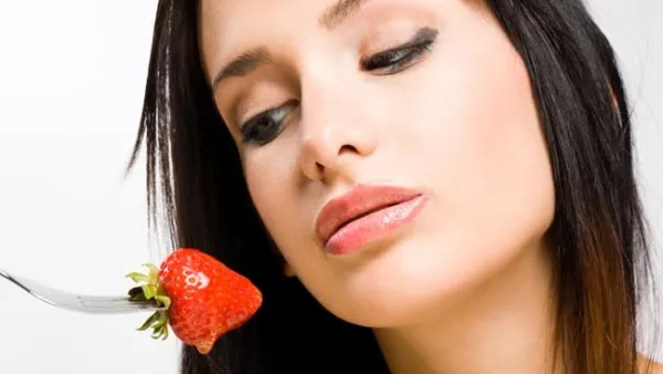 يعتبر ماسك الفراولة والعسل منظفاً وقابضاً للبشرة الدهنية