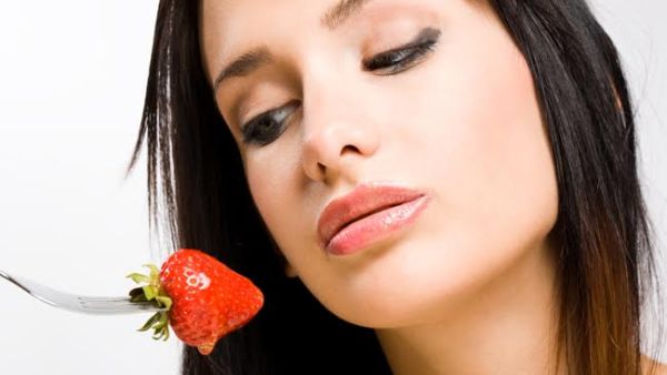 يعتبر ماسك الفراولة والعسل منظفاً وقابضاً للبشرة الدهنية