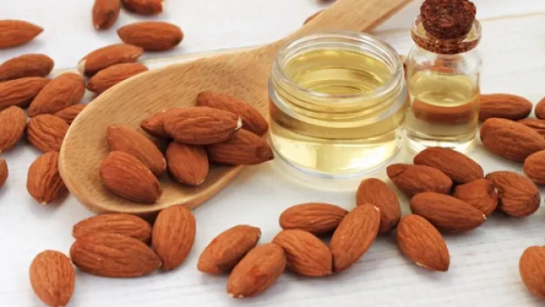 يعمل زيت اللوز الحلو على تجديد خلايا البشرة ومنحها الحيوية والنشاط

