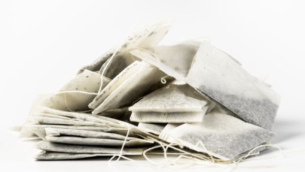 يمكن وضع أكياس الشاي المستعملة في الثلاجة للتخلص من الروائح غير المرغوبة
