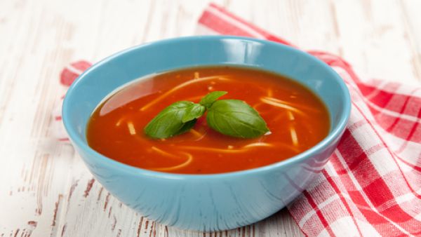 شوربة الطماطم بالحبق والبارميزان