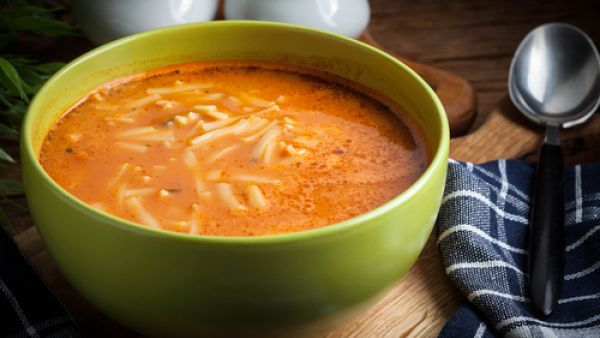 شوربة البندورة مع الشعيرية