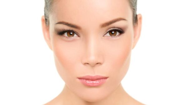 لإضفاء الجاذبية على عينيك، خططي بالقلم الأبيض الزوايا الداخلية