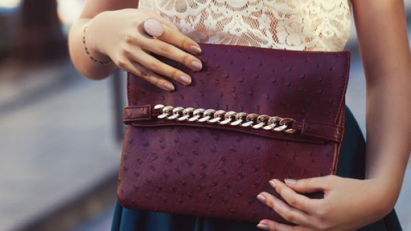 أزيلي الغبار من عليها بفوطة قماش جافة وناعمة دون غمرها في الماء