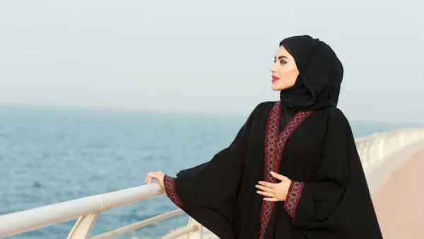 اللواتي يتميزن بجسد نحيل للغاية ولا يحملن تفاصيلا بارزة أو انحناءات واضحة