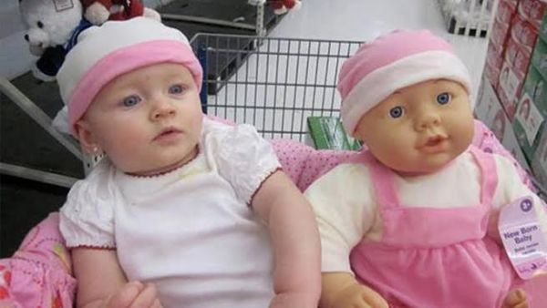 مجموعة أطفال طبق الأصل عن ألعابهم