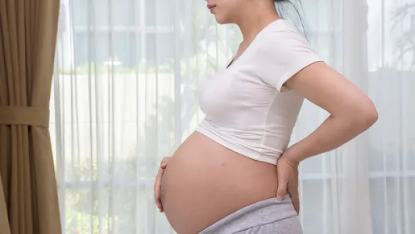 من المشكلات الصحية التي تواجه  النساء في الحمل الإصابة بآلام بالظهر 