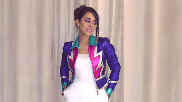 تألقت بلقيس فتحي في أحدث لوك لها ببنطال وتوب أبيض وجاكيت قصير ملون