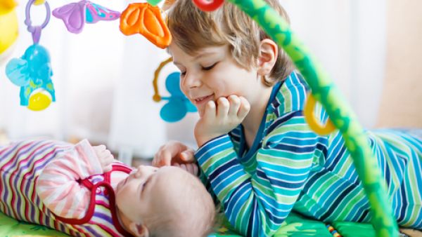سلّمي طفلك زمام الأمور كي يمضي طفلك وقتاً لا ينساه