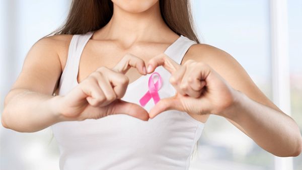 وجود تكتل وتورّم في العقد اللمفاوية ، عند أسفل الإبط