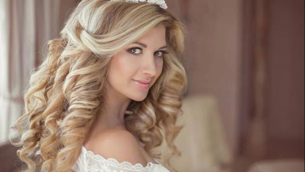 احرصي على تجربة العديد من قطع اكسسوار الشعر الخاصة بالعروس