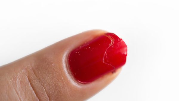 اغرسي الظفر المصطنع واضغطي عليه جيداً
