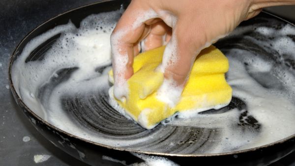 يعتبر تنظيف القدور أو الطناجر مشكلة كبرى لدى معظم ربّات البيوت

